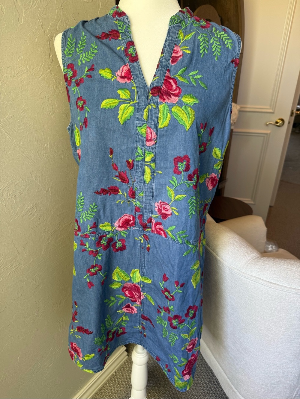 Beige by ECI Size 10 Embroidered Floral Chambray Denim Shift Dress Boho